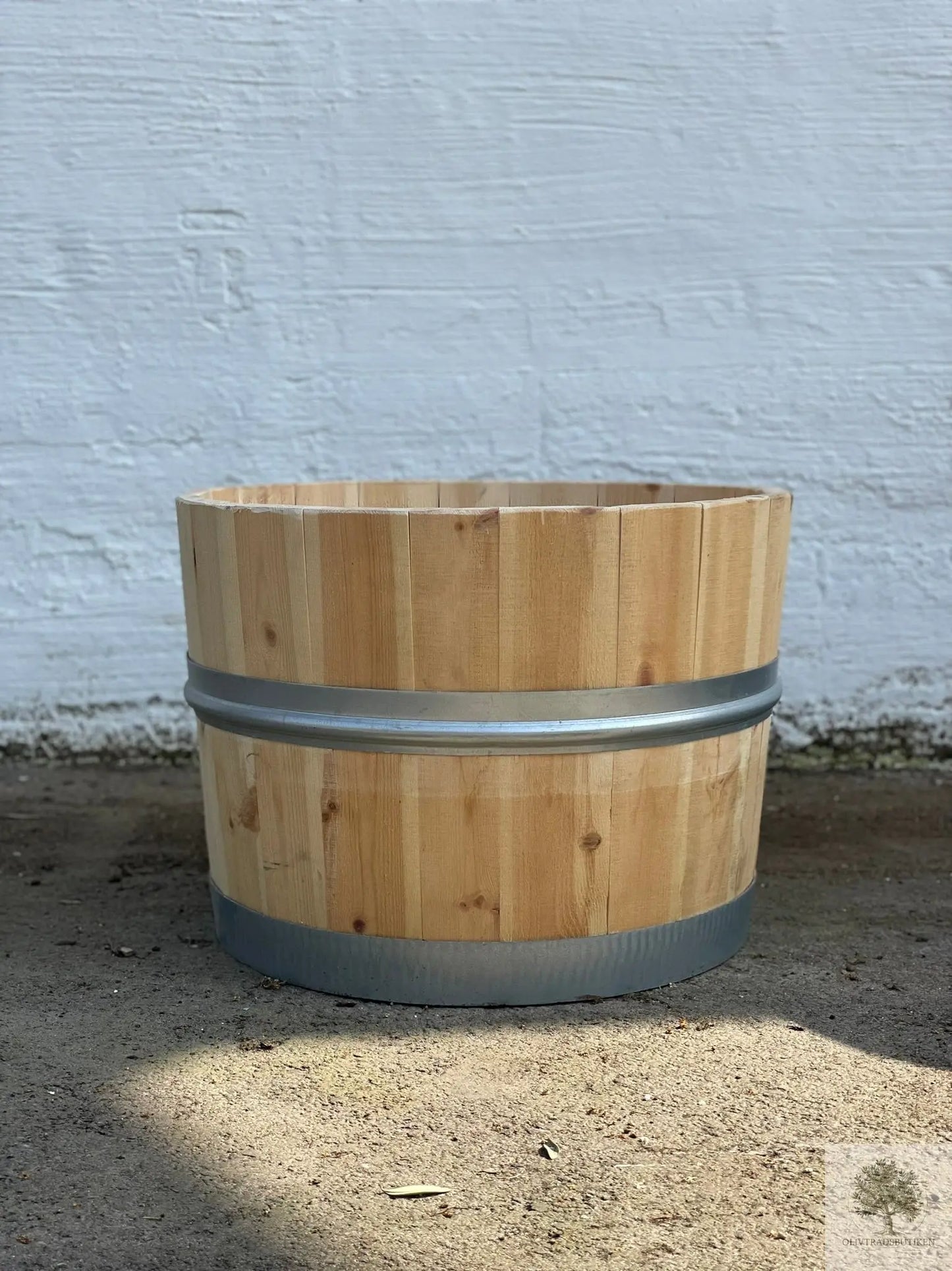 Halv trätunna i furu - Höjd 38 cm diameter 52 cm Olivträdsbutiken