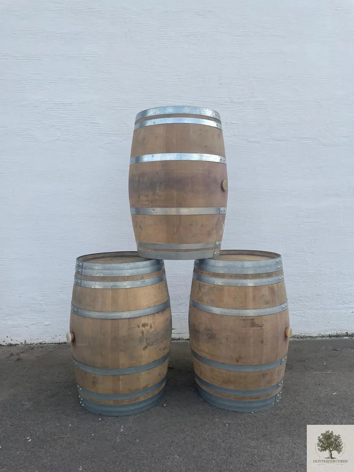 Set med två hela vintunnor i ek Olivträdsbutiken